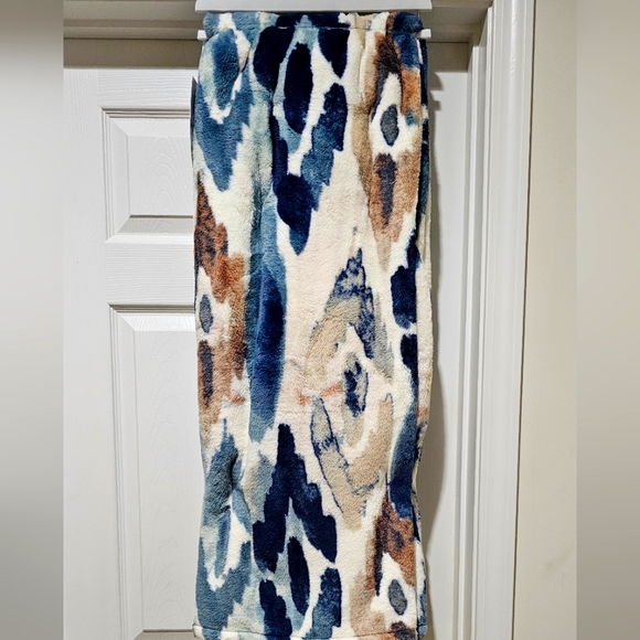 EZRA Oversized Throw - 60" x 70" - Blue/Taupe/Cream - Picture 1 of 6